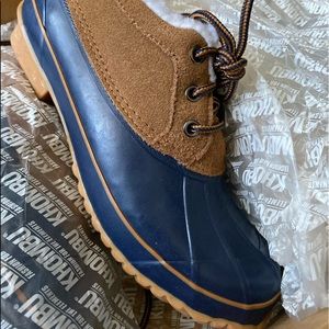 Khombu Women’s Glossy Boot